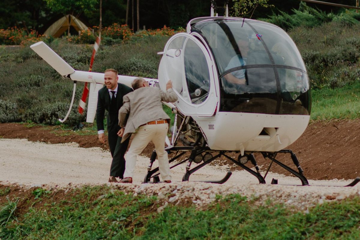 Harro lachend bij een helikopter
